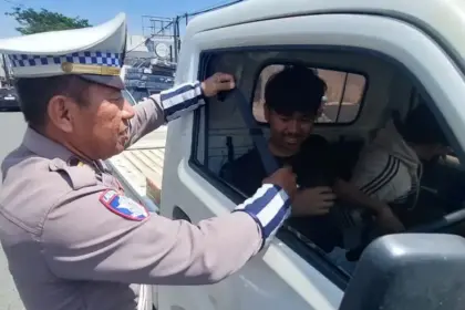 Petugas memasangkan sabuk kepada sopir pada Ops Zebra Tinombala 2025 di palu, Senin (17/11/2025). (©Humas Polda Sulteng)