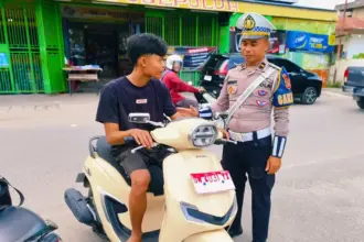 Petugas memberi peringatan kepada pengendara yang melanggar aturan lalu lintas dalam Operasi Zebra Tinombala 2025. (©Humas Polda Sulteng)