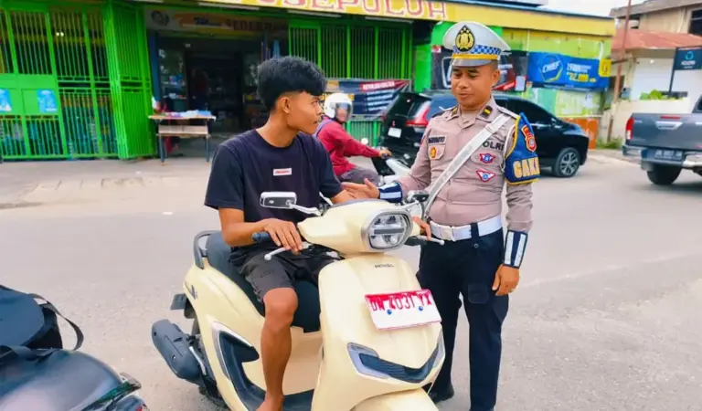 Petugas memberi peringatan kepada pengendara yang melanggar aturan lalu lintas dalam Operasi Zebra Tinombala 2025. (©Humas Polda Sulteng)
