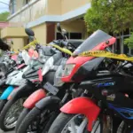 Warga memeriksa barang bukti sepeda motor yang berhasil diamankan jajaran Polresta Palu, Senin (10/11/2025). (©Humas Polresta Palu)