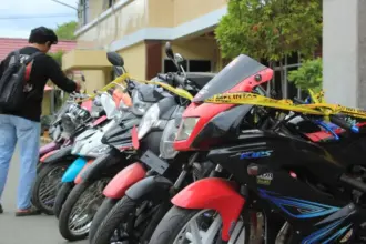 Warga memeriksa barang bukti sepeda motor yang berhasil diamankan jajaran Polresta Palu, Senin (10/11/2025). (©Humas Polresta Palu)