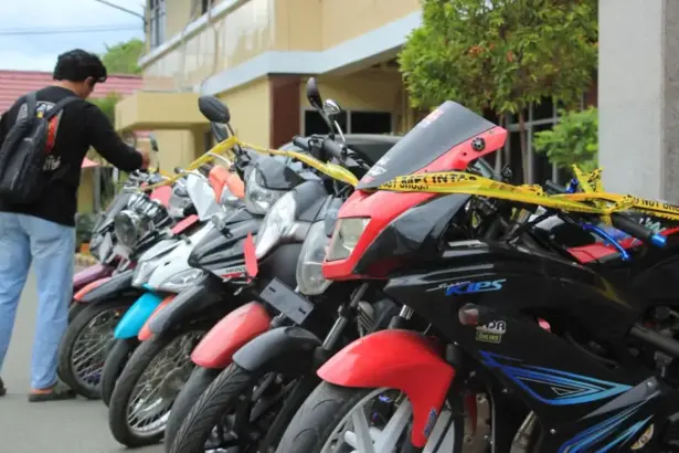 Warga memeriksa barang bukti sepeda motor yang berhasil diamankan jajaran Polresta Palu, Senin (10/11/2025). (©Humas Polresta Palu)