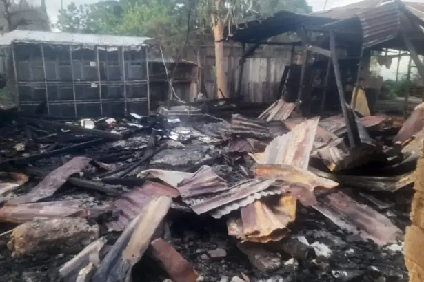 Puing sisa kebakaran yang terjadi di Jalan Yojokodi Palu, Kamis (13/11/2025) dini hari. (©Humas Polresta Palu)