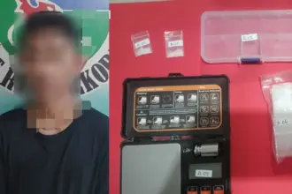 Tersangka AEP bersama barang bukti yang disita aparat, Selasa (18/11/2025). (©Humas Polresta Palu)