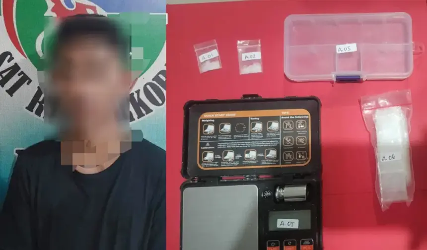 Tersangka AEP bersama barang bukti yang disita aparat, Selasa (18/11/2025). (©Humas Polresta Palu)