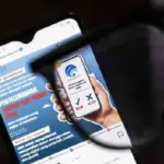 Warga membuka aplikasi media sosial Instagram di Jakarta yang menginformasikan pendaftaran Penyelenggara Sistem Eelektronik di Kementerian Kominfo, Senin 18 Juli 2022. (ANTARA FOTO/Muhammad Adimaja/wsj)