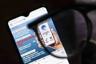 Warga membuka aplikasi media sosial Instagram di Jakarta yang menginformasikan pendaftaran Penyelenggara Sistem Eelektronik di Kementerian Kominfo, Senin 18 Juli 2022. (ANTARA FOTO/Muhammad Adimaja/wsj)