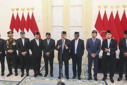 Ketua merangkap anggota Komisi Percepatan Reformasi Polri Jimly Asshiddiqie (kelima kanan) bersama anggota (kiri ke kanan) Otto Hasibuan, Listyo Sigit Prabowo, Ahmad Dofiri, Tito Karnavian, Badrodin Haiti, Mahfud MD, Idham Aziz, Yusril Ihza Mahendra dan Supratman Andi Agtas memberikan keterangan pers di Istana Merdeka, Jakarta, Jumat (7/11/2025). Komisi yang dibentuk untuk melakukan kajian terhadap institusi Polri itu nantinya akan memberikan laporan secara periodik kepada Presiden Prabowo Subianto. ANTARA FOTO/Hafidz Mubarak A/foc.