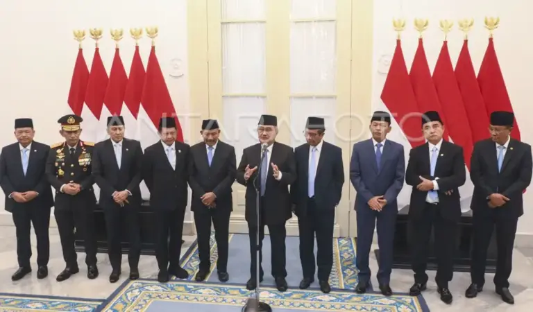 Ketua merangkap anggota Komisi Percepatan Reformasi Polri Jimly Asshiddiqie (kelima kanan) bersama anggota (kiri ke kanan) Otto Hasibuan, Listyo Sigit Prabowo, Ahmad Dofiri, Tito Karnavian, Badrodin Haiti, Mahfud MD, Idham Aziz, Yusril Ihza Mahendra dan Supratman Andi Agtas memberikan keterangan pers di Istana Merdeka, Jakarta, Jumat (7/11/2025). Komisi yang dibentuk untuk melakukan kajian terhadap institusi Polri itu nantinya akan memberikan laporan secara periodik kepada Presiden Prabowo Subianto. ANTARA FOTO/Hafidz Mubarak A/foc.