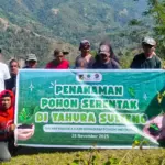 Foto bersama usai tanam pohon di Tahura Kapopo, Jumat (28/11/2025). (©ROA Sulteng)