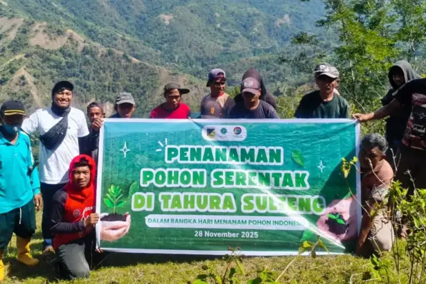 Foto bersama usai tanam pohon di Tahura Kapopo, Jumat (28/11/2025). (©ROA Sulteng)
