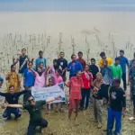Foto bersama usai menanam mangrove di panta Desa {omululu, Balaesang Tanjung Donggala, Jumat (21/11/2025). (©Yayasan Matahri bangsa)