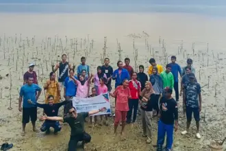 Foto bersama usai menanam mangrove di panta Desa {omululu, Balaesang Tanjung Donggala, Jumat (21/11/2025). (©Yayasan Matahri bangsa)