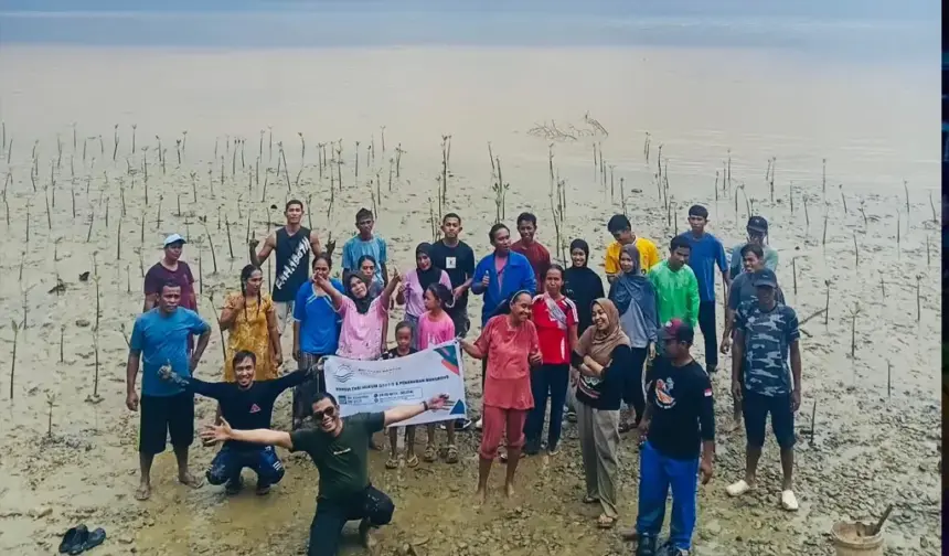Foto bersama usai menanam mangrove di panta Desa {omululu, Balaesang Tanjung Donggala, Jumat (21/11/2025). (©Yayasan Matahri bangsa)