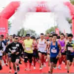 Para peserta melakukan start pada SIMPATI Fun Run di Grapari Telkomsel Palu, Minggu (30/11/2025). (©Telkomsel)