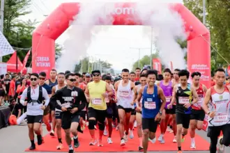 Para peserta melakukan start pada SIMPATI Fun Run di Grapari Telkomsel Palu, Minggu (30/11/2025). (©Telkomsel)