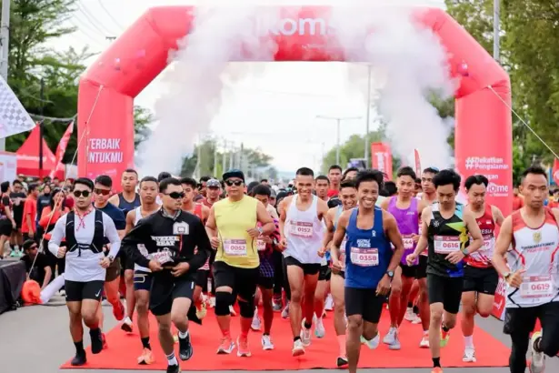 Para peserta melakukan start pada SIMPATI Fun Run di Grapari Telkomsel Palu, Minggu (30/11/2025). (©Telkomsel)