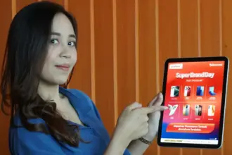 Model menunjukkan paket Super BrandDay dari Telkomsel. (©Telkomsel)