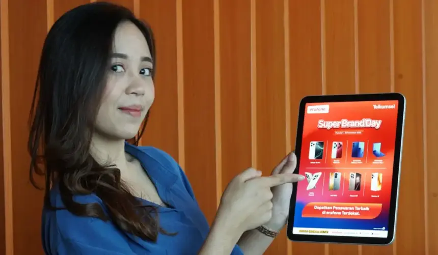 Model menunjukkan paket Super BrandDay dari Telkomsel. (©Telkomsel)