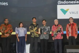 Penyerahan tropi Gold Award Biodiversity Conservation kepada PT Vale Indonesia di Malaysia. (©PT Vale Indonesia)