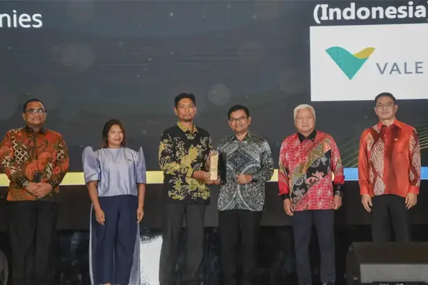 Penyerahan tropi Gold Award Biodiversity Conservation kepada PT Vale Indonesia di Malaysia. (©PT Vale Indonesia)