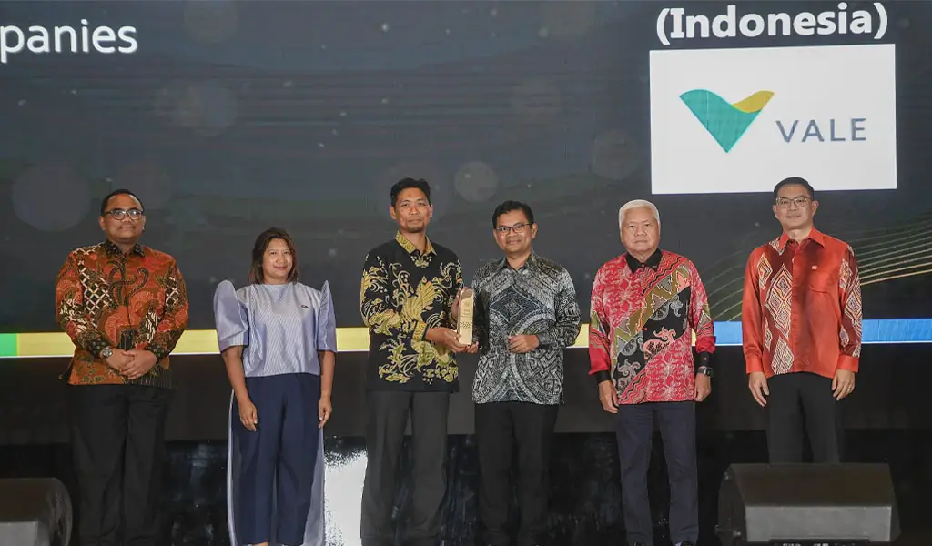 Penyerahan tropi Gold Award Biodiversity Conservation kepada PT Vale Indonesia di Malaysia. (©PT Vale Indonesia)