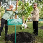 Deputi Bidang Tata Lingkungan dan Sumber Daya Alam Berkelanjutan KLH, Sigit Reliantoro menanam pohon di Taman Kehati Pt Vale Indonesia di Soroako, Luwu Timur. (©PT Vale Indonesia)