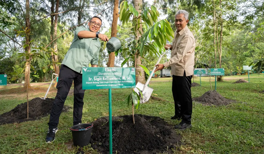 Deputi Bidang Tata Lingkungan dan Sumber Daya Alam Berkelanjutan KLH, Sigit Reliantoro menanam pohon di Taman Kehati Pt Vale Indonesia di Soroako, Luwu Timur. (©PT Vale Indonesia)