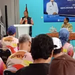 Bupati Luwu Timur Irwan Bachri Syam pada sosialisasi pemasangan meteran listrik kepada masyarakat Dusun Tapuondau, Malindungi, dan Lamoare, di Sorowako, Sabtu (15/11/2025). (©PT Vale Indonesia)