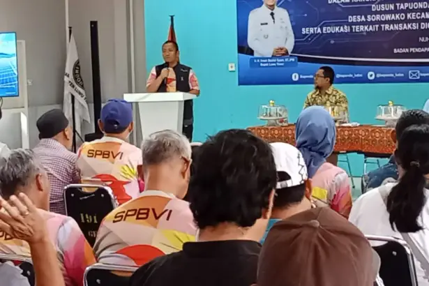 Bupati Luwu Timur Irwan Bachri Syam pada sosialisasi pemasangan meteran listrik kepada masyarakat Dusun Tapuondau, Malindungi, dan Lamoare, di Sorowako, Sabtu (15/11/2025). (©PT Vale Indonesia)