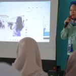 Tim komunikasi PT Vale Indonesia menyampaikan materinya pada Write Your Voice di Loeha Raya, Luwu TImur, Kamis (27/11/2025). (©PT Vale Indonesia)