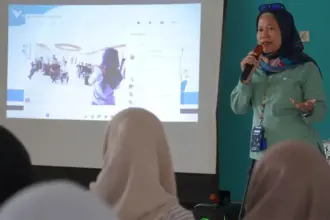 Tim komunikasi PT Vale Indonesia menyampaikan materinya pada Write Your Voice di Loeha Raya, Luwu TImur, Kamis (27/11/2025). (©PT Vale Indonesia)