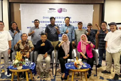 Foto bersama usai Dialog Kebijakan bertema "Mendorong Green Legislation dalam Rangka Membangun Ekonomi Berkelanjutan di Sulawesi Tengah" di Aston Hotel Palu, Jumat (5/12/2025). (©AJI Palu)