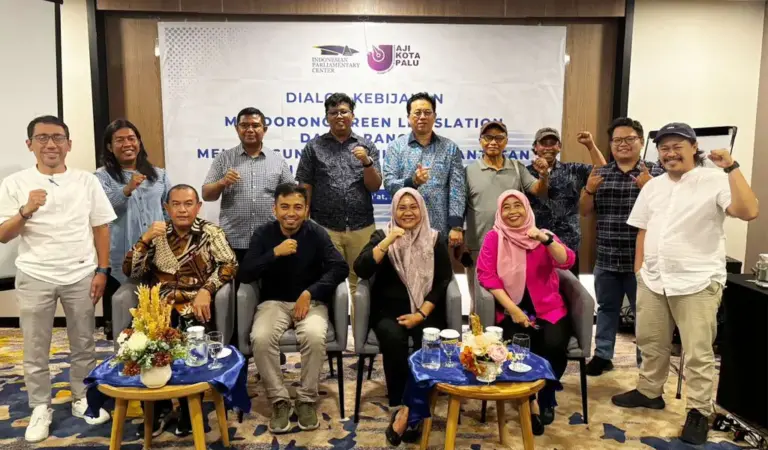 Foto bersama usai Dialog Kebijakan bertema "Mendorong Green Legislation dalam Rangka Membangun Ekonomi Berkelanjutan di Sulawesi Tengah" di Aston Hotel Palu, Jumat (5/12/2025). (©AJI Palu)
