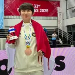 Akyko Kapito berpose usai menerima medali perunggu cabang teqbal pada SEA Games 2025 di Tahiland. (©Humas Polda Sulteng)