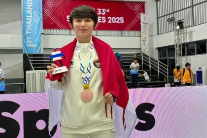 Akyko Kapito berpose usai menerima medali perunggu cabang teqbal pada SEA Games 2025 di Tahiland. (©Humas Polda Sulteng)