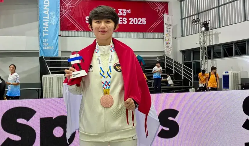 Akyko Kapito berpose usai menerima medali perunggu cabang teqbal pada SEA Games 2025 di Tahiland. (©Humas Polda Sulteng)