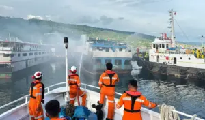 Basarnas Evakuasi 9 ABK KM Harapanku Mekar yang Terbakar di Luwuk