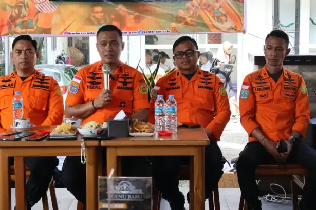 Dari kiri ke kanan: Kepala Urusan Umum Ruslan, Kepala Basarnas Palu Muh Rizal, Kepala Subseksi Operasi Rusmadi, dan Kepala Subseksi Sumberdaya Afrizal Soelaiman pada Coffee Morninbg bersama wartawan di Palu, Rabu (24/12/2025). (©Basarnas Palu)