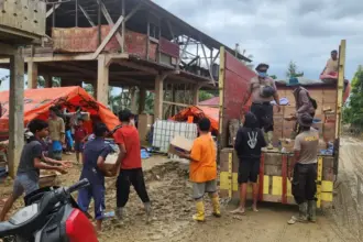 Bantuan "Charity for Sumatera" didistribusikan kepada korban bencana di Aceh, Kamis (18/12/2025). (©Humas Satbrimobda Podla SUlteng)