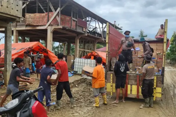 Bantuan "Charity for Sumatera" didistribusikan kepada korban bencana di Aceh, Kamis (18/12/2025). (©Humas Satbrimobda Podla SUlteng)