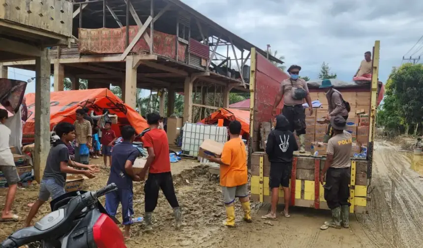 Bantuan "Charity for Sumatera" didistribusikan kepada korban bencana di Aceh, Kamis (18/12/2025). (©Humas Satbrimobda Podla SUlteng)