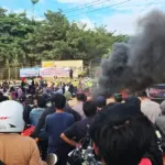 Massa dari lingkar tambang Poboya saat mengelar aksi demo, Kamis (4/12/2025). (©massa aksi)