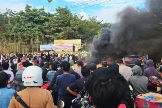 Massa dari lingkar tambang Poboya saat mengelar aksi demo, Kamis (4/12/2025). (©massa aksi)