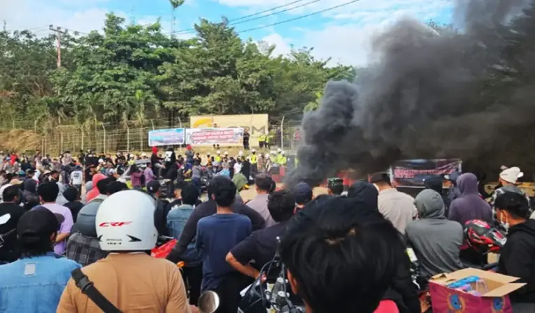 Massa dari lingkar tambang Poboya saat mengelar aksi demo, Kamis (4/12/2025). (©massa aksi)