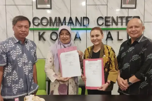 Kepala Diskominfosantik Kota Palu, Ridwan karim (kiri) pada penyerahan website kepada DPPKB dan Dinas Perdagin Kota Palu di Palu, Kamis (4/12/2025). (©Diskominfosantik Palu)