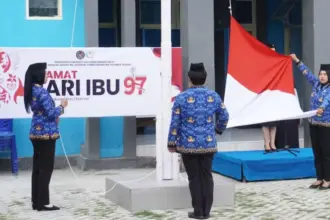Pengibaran bendera pada peringatan Hari Ibu ke-97 di Kantor Ditjenpas Sulteng, Senin (22/12/2025). (©Humas Ditjenpas Sulteng)