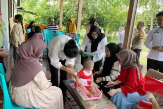 Kegiatan pelayanan Posyandu Lansia dan Balita Rutan Poso di Poso, Rabu (23/12/2025). (©Humas DItjenpas Sulteng)