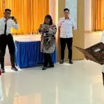 Kalapas Kelas IIA Palu, Makmur membacakan naskah sumpah ikra setia kepada NKRI kepada napiter di Lapas Palu, Kamis (4/12/2025). (©Humas Ditjenpas Sulteng)