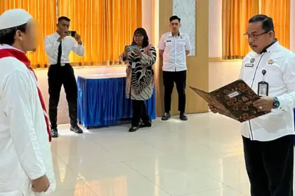 Kalapas Kelas IIA Palu, Makmur membacakan naskah sumpah ikra setia kepada NKRI kepada napiter di Lapas Palu, Kamis (4/12/2025). (©Humas Ditjenpas Sulteng)